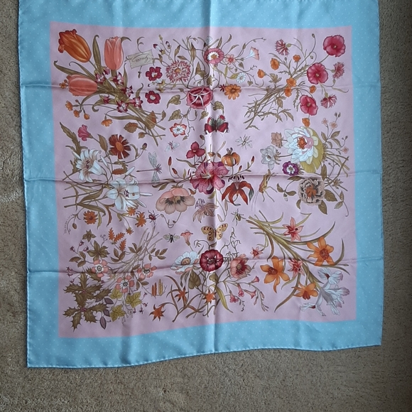 Gucci Scarf - like new still in packaging - Picture 9 of 12